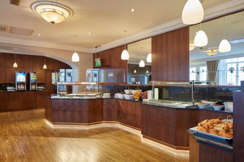 a large kitchen with aasteryasteryasteryasteryasteryasteryasteryasteryasteryasteryastery at Lancaster Gate Hotel in London