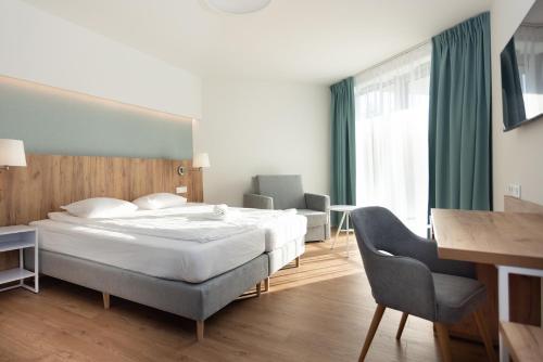 Postel nebo postele na pokoji v ubytování Spark by Hilton Pobierowo