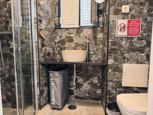 ein Badezimmer mit Dusche, Waschbecken und Toilette in der Unterkunft Old Fisherman's Corner 18 - Centro Old Town Albufeira in Albufeira