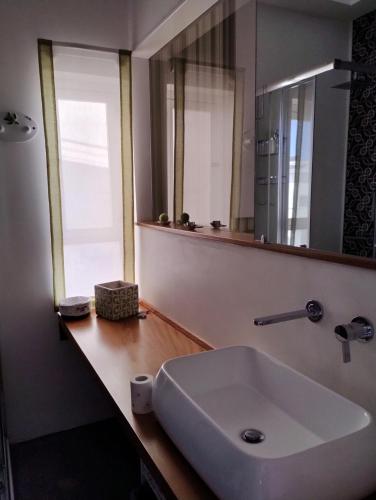 Bilik mandi di B&B Cèsar