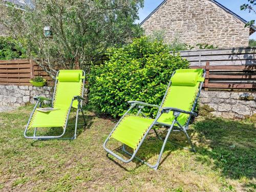 deux chaises de jardin vertes assises dans la cour dans l'établissement Holiday Home Ty Marieflo by Interhome, à Ploemeur