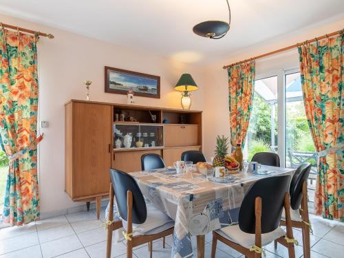 une salle à manger avec une table et des chaises dans l'établissement Holiday Home Palacret by Interhome, à Trégastel-Plage