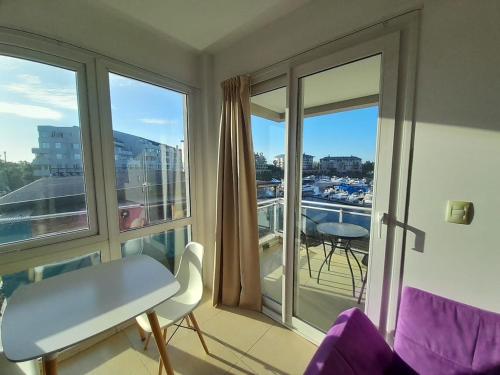 ベナビデスにあるdepartamento en Nordelta condo 216 2 amb bahia de Nordeltaのバルコニー(ソファ、テーブル付)が備わる客室です。