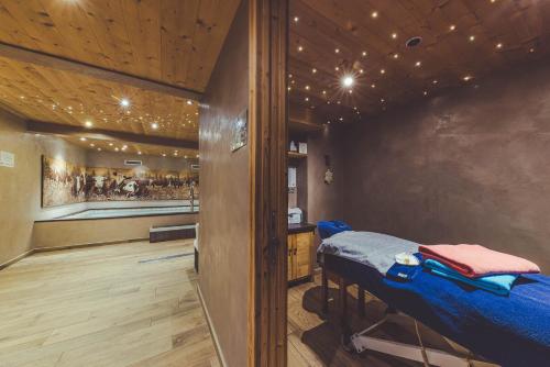a room with a bed in the corner of a room at La Clef des Champs in Morzine