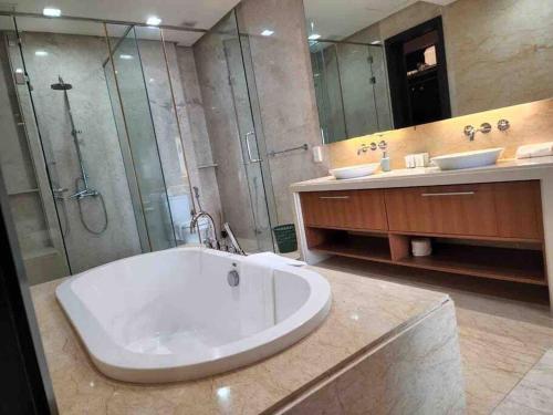 Ένα μπάνιο στο 2 bedroom Suite with Sea View At Straits Quay