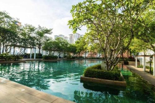 Πισίνα στο ή κοντά στο 2 bedroom Suite with Sea View At Straits Quay