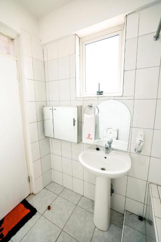 Un baño de Eureka Place Hotel Kampala