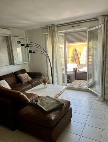 un salon avec un canapé et une table dans l'établissement Location appartement T3, à Marseille