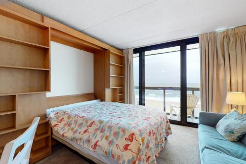 Postel nebo postele na pokoji v ubytování Golden Sands 709