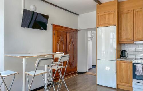 Una cocina o cocineta en Cozy Apartment In Visby With Wifi