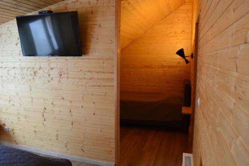 a room with a wall with a tv on the wall at Magura little chalet in Măgura