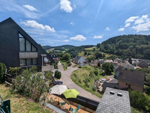 une image d'une maison avec vue sur un village dans l'établissement villa deloro, à Orbey