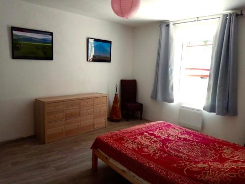 une chambre avec un lit, une commode et une fenêtre dans l'établissement Flat and Terrace in Callian, à Callian
