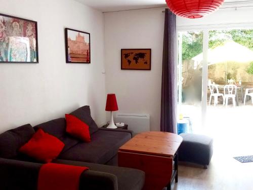 un salon avec un canapé et une table dans l'établissement Flat and Terrace in Callian, à Callian