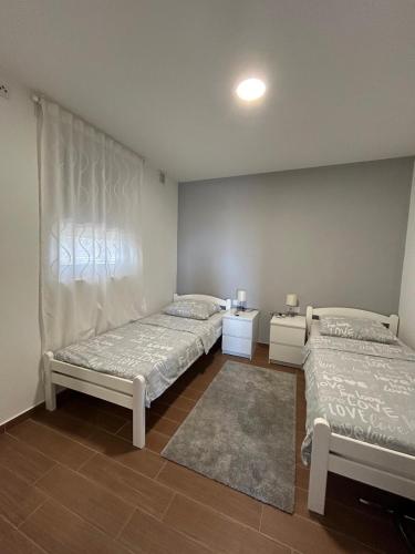 Ένα ή περισσότερα κρεβάτια σε δωμάτιο στο Apartman Lorna