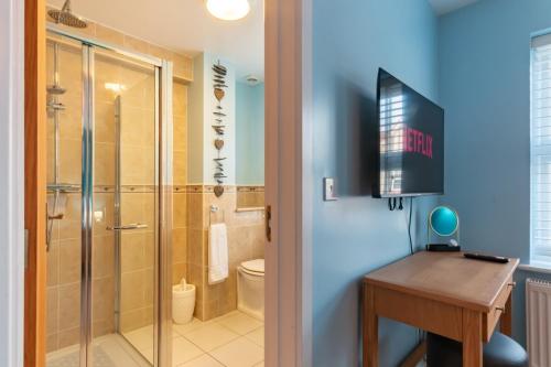 Ένα μπάνιο στο Stylish Margate Coastal Home & Parking By Adliv