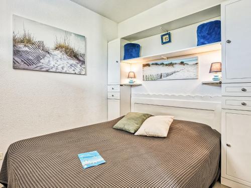 une chambre avec un lit dans une pièce dans l'établissement Apartment Bleu Marine-12 by Interhome, à Lacanau-Océan