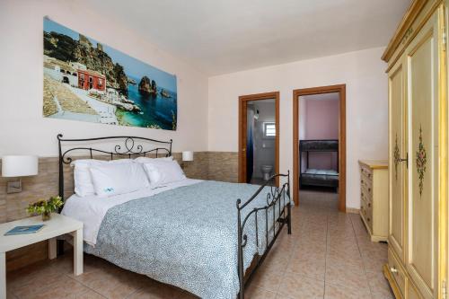 Un dormitorio con una cama grande y una mesa. en Villa Sunset Sea, en Augusta