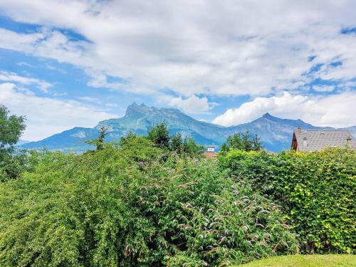 - une vue sur une chaîne de montagnes avec des arbres et une maison dans l'établissement Apartment La Coupe de Cristal-7 by Interhome, à Saint-Gervais-les-Bains