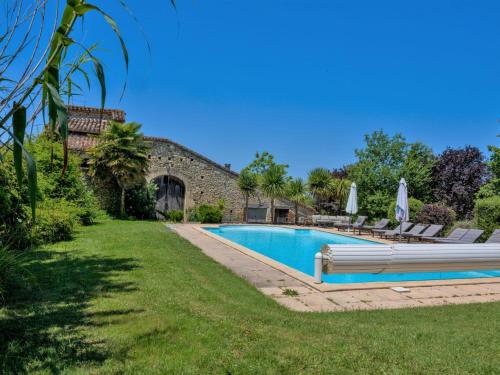 - une piscine dans une cour à côté d'un bâtiment dans l'établissement Holiday Home Larroque Haute by Interhome, à Bourlens