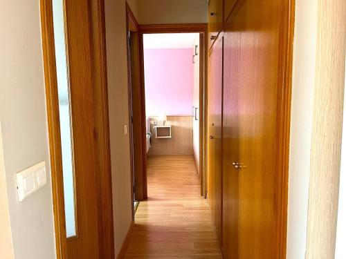 a hallway with a door leading to a room at Estupendo Apartamento in Miami Platja
