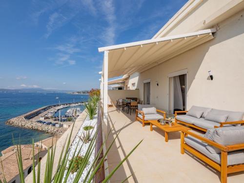 un balcon avec vue sur l'océan dans l'établissement Apartment L'Arbois by Interhome, à Sainte-Maxime