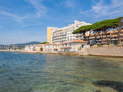 un bâtiment sur la rive d'une masse d'eau dans l'établissement Apartment L'Arbois by Interhome, à Sainte-Maxime