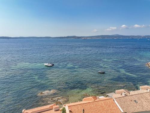 une grande étendue d'eau avec deux bateaux. dans l'établissement Apartment L'Arbois by Interhome, à Sainte-Maxime