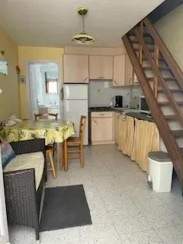 une cuisine avec une table et une salle à manger dans l'établissement Maison charmante à Montblanc avec terrasse, à Montblanc