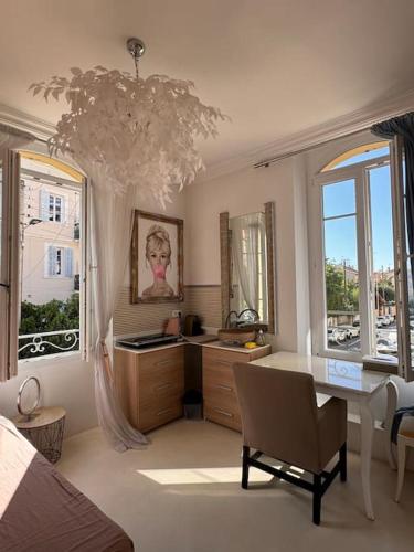 Coin salon dans l'établissement Joli studio avec mezzanine centre Cannes