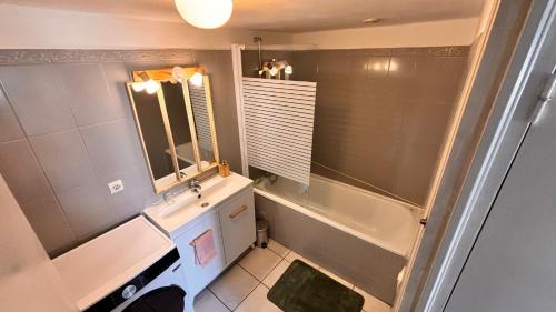 une salle de bain avec une douche, un lavabo et une baignoire dans l'établissement Charming Carcassonne Duplex, à Carcassonne