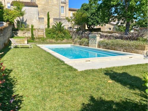 une piscine dans la cour d'une maison dans l'établissement DE L'ART À LA MANIÈRE - Chambre d'Hôtes de Charme - 2 Suites Haut de Gamme - Idéal Couple & Famille - Piscine - Terrasse - Calme - 15min Saint-Émilion - EXPÉRIENCE Restauration d'Oeuvre d'Art, à Branne