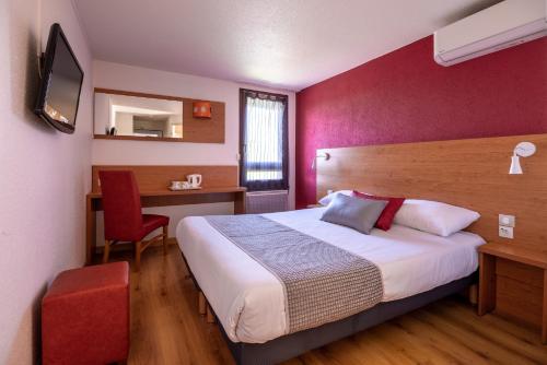 una habitación de hotel con una cama y un escritorio en The Originals City, Hôtel Mâcon Sud, en Chaintré