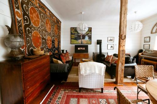 Χώρος καθιστικού στο 1850s Maine Farmhouse featured in Condé Nast Traveler with 11 Acres Near Water