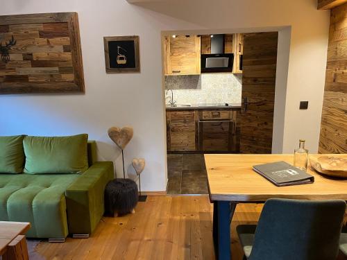 Kuchyňa alebo kuchynka v ubytovaní Apart Hansler "das Liara" mit Infrarotkabine und Balkon