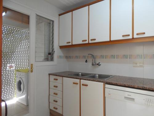 Kuchyň nebo kuchyňský kout v ubytování Les Pites I 2n 2a Bonito apartamento con terraza