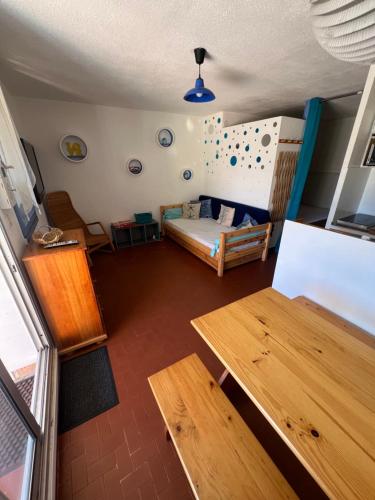 une petite pièce avec un lit et une table dans l'établissement appartement la méditerrannée port de gruissan, à Gruissan