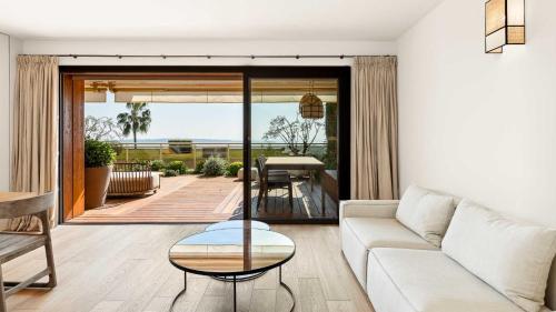 un salon avec un canapé et une table dans l'établissement Luxury apartment with terrace - Sea view Cannes, à Cannes