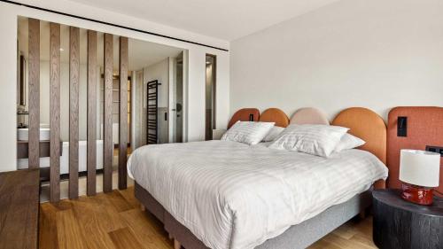 une chambre avec un grand lit avec des draps blancs dans l'établissement Luxury apartment with terrace - Sea view Cannes, à Cannes