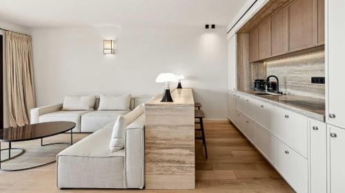 un salon avec un canapé et une table dans l'établissement Luxury apartment with terrace - Sea view Cannes, à Cannes