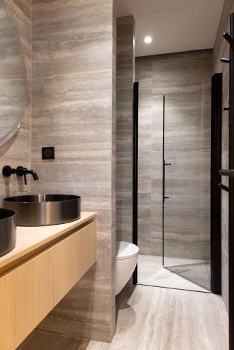 une salle de bain avec un lavabo et une douche dans l'établissement Luxury residence - Port Royal - Rive Gauche, à Paris