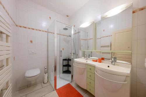 une salle de bain avec toilettes, lavabo et douche dans l'établissement Maison des Arts, à Cluny