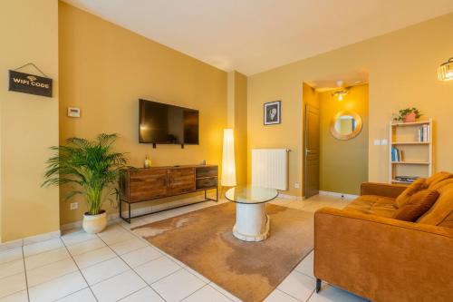 un salon avec un canapé et une télévision dans l'établissement One bedroom apartment close to all amenities, à Roubaix