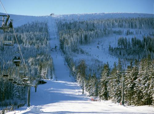 a snow covered ski slope with a ski lift at RJ Apartament widok na Śnieżkę in Karpacz