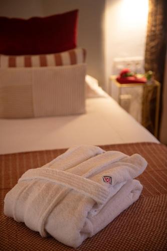 a towel sitting on top of a bed at La Casa de La Camelia in La Laguna