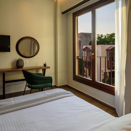 Una cama o camas en una habitación de Arthur Suites in Old Town