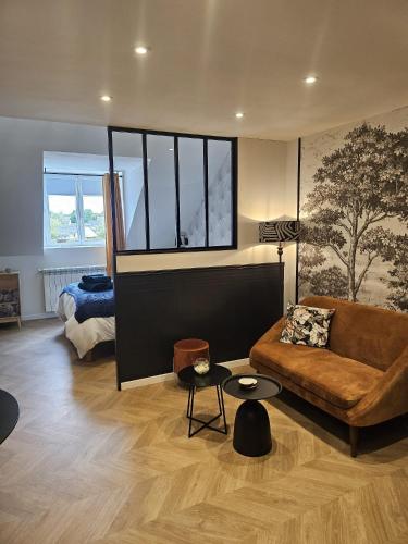 un salon avec un canapé et un lit dans l'établissement GÎTE Le Parisien Appartement privé en Duplex avec accès jacuzzi à 10min des plages, à Lanhouarneau