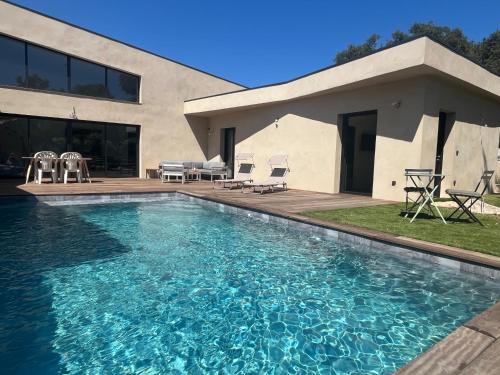 une piscine devant une maison dans l'établissement A Felicità, à Sainte-Lucie de Porto-Vecchio