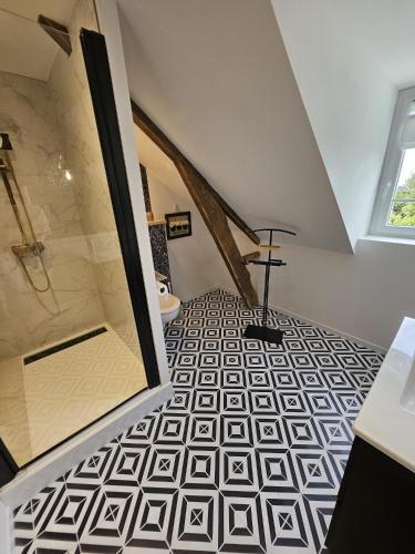 La salle de bains est pourvue d'une douche et de carrelage. dans l'établissement GÎTE Le Parisien Appartement privé en Duplex avec accès jacuzzi à 10min des plages, à Lanhouarneau