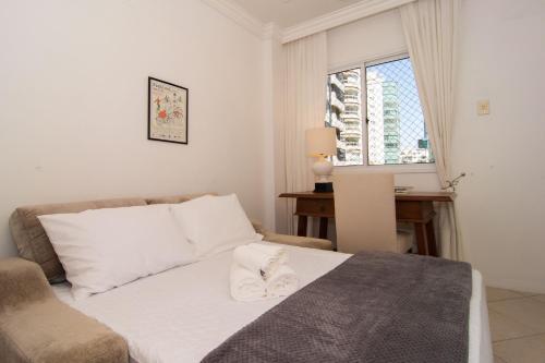 Cama ou camas em um quarto em Elegância Clássica 100m da Praia na Rua 3700 P1397
